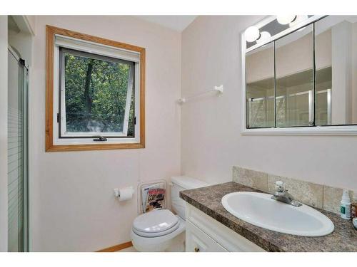 34 Beach Street East, Rochon Sands, AB - Indoor Photo Showing Bathroom