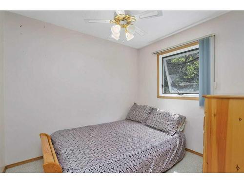 34 Beach Street East, Rochon Sands, AB - Indoor Photo Showing Bedroom