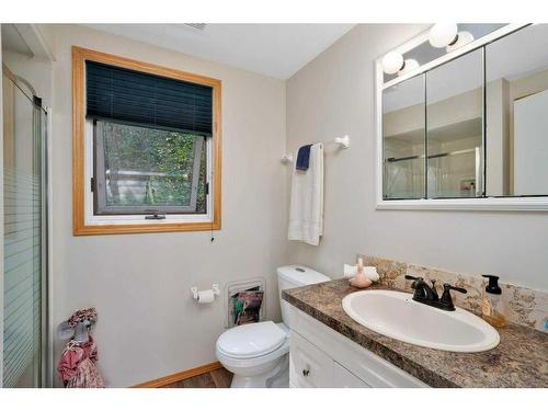 34 Beach Street East, Rochon Sands, AB - Indoor Photo Showing Bathroom