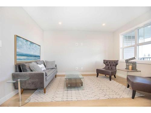 242 Halifax Close, Penhold, AB - Indoor Photo Showing Living Room