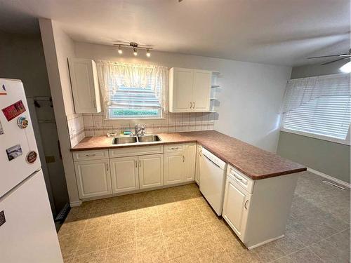 16 Blackstone Avenue, Lacombe, AB - Indoor Photo Showing Kitchen With Double Sink