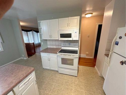 16 Blackstone Avenue, Lacombe, AB - Indoor Photo Showing Kitchen