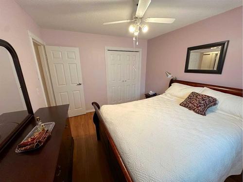 16 Blackstone Avenue, Lacombe, AB - Indoor Photo Showing Bedroom