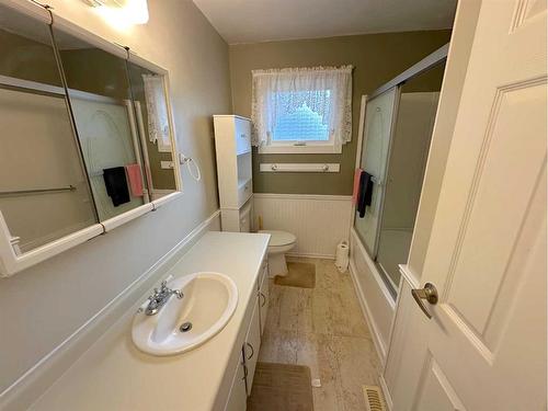 16 Blackstone Avenue, Lacombe, AB - Indoor Photo Showing Bathroom