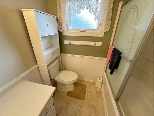 16 Blackstone Avenue, Lacombe, AB - Indoor Photo Showing Bathroom