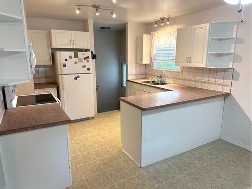 16 Blackstone Avenue, Lacombe, AB - Indoor Photo Showing Kitchen With Double Sink