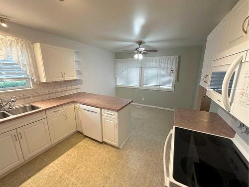 16 Blackstone Avenue, Lacombe, AB - Indoor Photo Showing Kitchen With Double Sink