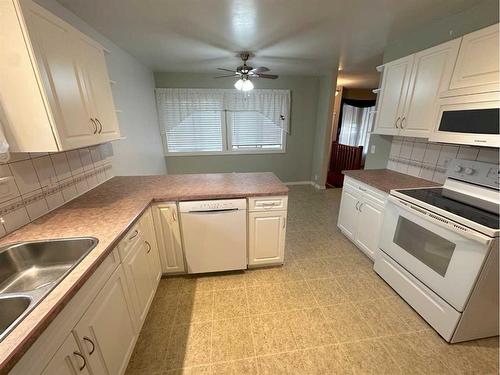 16 Blackstone Avenue, Lacombe, AB - Indoor Photo Showing Kitchen