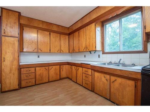 5210 58 Avenue, Ponoka, AB - Indoor Photo Showing Kitchen With Double Sink