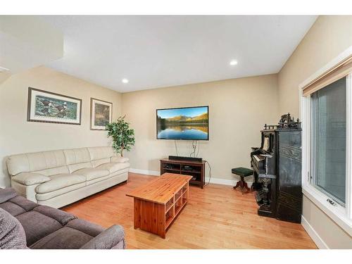 6071-25054 South Pine Lake Road, Rural Red Deer County, AB - Indoor Photo Showing Living Room