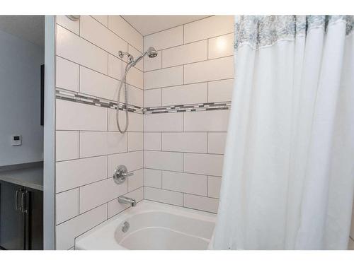 393 Timothy Drive, Red Deer, AB - Indoor Photo Showing Bathroom