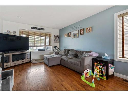 5020A 49 Street, Killam, AB - Indoor Photo Showing Living Room