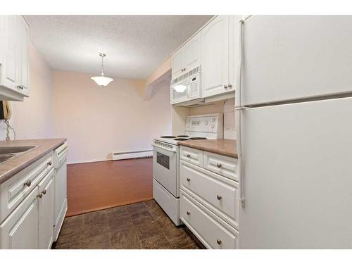 302-5326 47 Avenue, Red Deer, AB - Indoor Photo Showing Kitchen