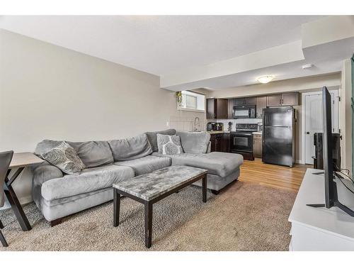 157 Bowman Circle, Sylvan Lake, AB - Indoor Photo Showing Living Room