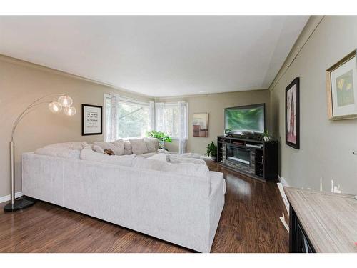 30 College Park Close, Red Deer, AB - Indoor Photo Showing Living Room