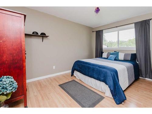 30 College Park Close, Red Deer, AB - Indoor Photo Showing Bedroom