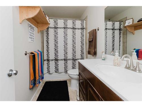 30 College Park Close, Red Deer, AB - Indoor Photo Showing Bathroom