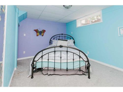 30 College Park Close, Red Deer, AB - Indoor Photo Showing Bedroom