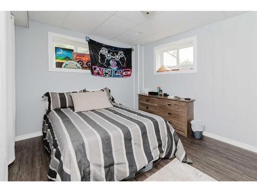 30 College Park Close, Red Deer, AB - Indoor Photo Showing Bedroom