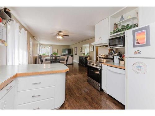 30 College Park Close, Red Deer, AB - Indoor Photo Showing Kitchen