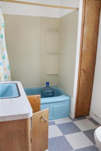 5129 52 Street, Daysland, AB - Indoor Photo Showing Bathroom