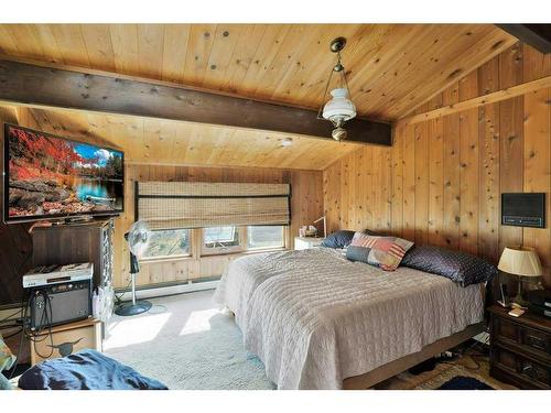 201, 35276 Range Road 10, Rural Red Deer County, AB - Indoor Photo Showing Bedroom