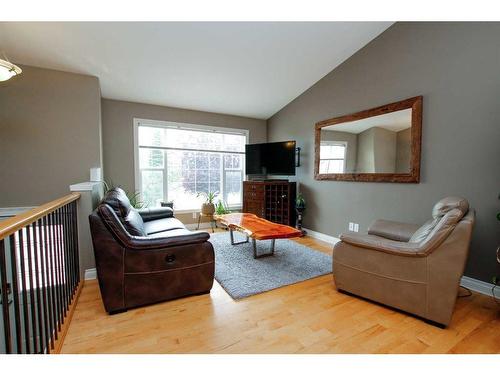 14 Lewis Close, Red Deer, AB - Indoor Photo Showing Living Room