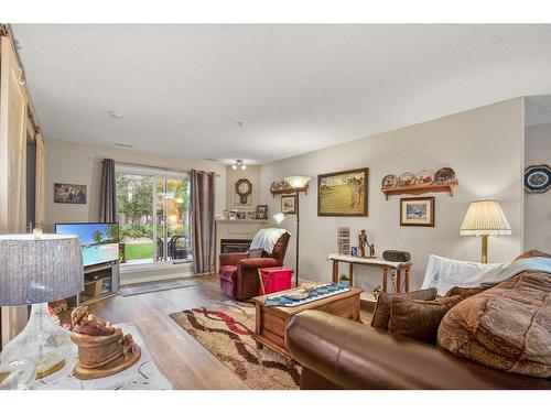 131-18 Averill Street, Red Deer, AB - Indoor Photo Showing Living Room