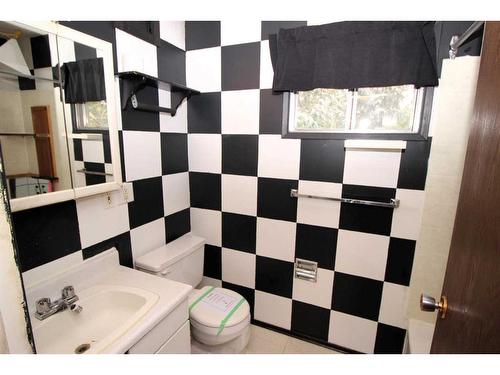 C3-35 Nash Street, Red Deer, AB - Indoor Photo Showing Bathroom