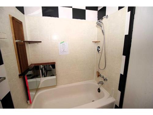 C3-35 Nash Street, Red Deer, AB - Indoor Photo Showing Bathroom