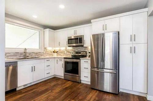 13 Otterbury Avenue, Red Deer, AB - Indoor Photo Showing Kitchen With Upgraded Kitchen