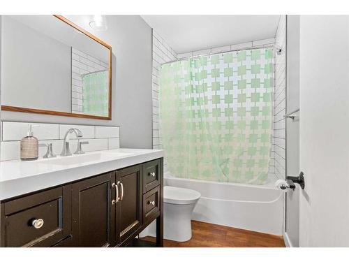 13 Otterbury Avenue, Red Deer, AB - Indoor Photo Showing Bathroom