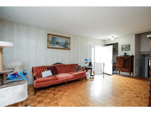 75 Overdown Drive, Red Deer, AB - Indoor Photo Showing Living Room