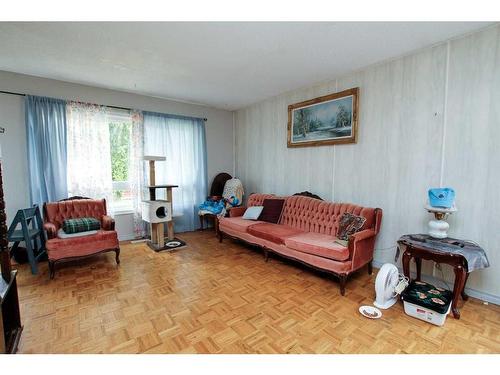 75 Overdown Drive, Red Deer, AB - Indoor Photo Showing Living Room