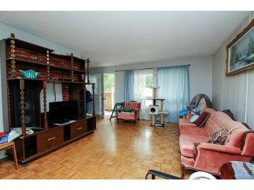 75 Overdown Drive, Red Deer, AB - Indoor Photo Showing Living Room