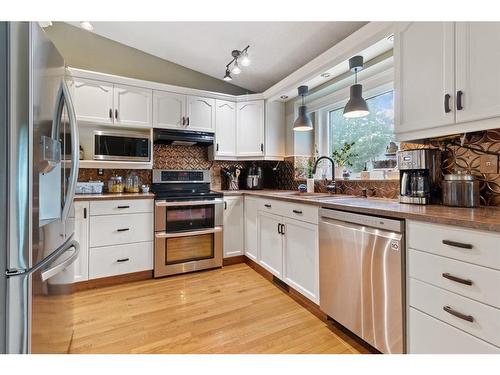 15 Duston Street, Red Deer, AB - Indoor Photo Showing Kitchen