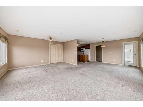 411-4425 Heritage Way, Lacombe, AB - Indoor Photo Showing Other Room