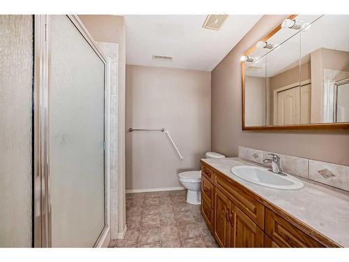 411-4425 Heritage Way, Lacombe, AB - Indoor Photo Showing Bathroom