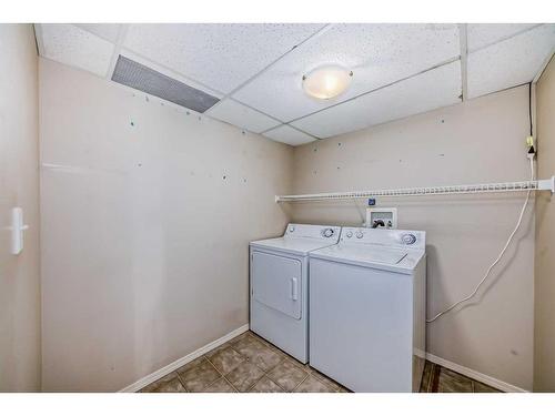 411-4425 Heritage Way, Lacombe, AB - Indoor Photo Showing Laundry Room