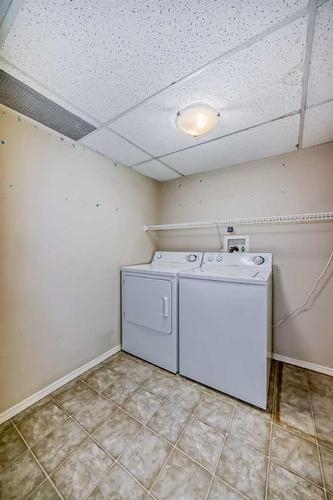 411-4425 Heritage Way, Lacombe, AB - Indoor Photo Showing Laundry Room