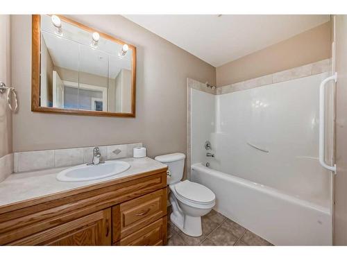 411-4425 Heritage Way, Lacombe, AB - Indoor Photo Showing Bathroom