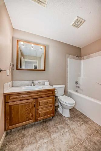 411-4425 Heritage Way, Lacombe, AB - Indoor Photo Showing Bathroom