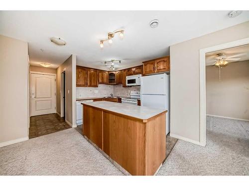 411-4425 Heritage Way, Lacombe, AB - Indoor Photo Showing Kitchen