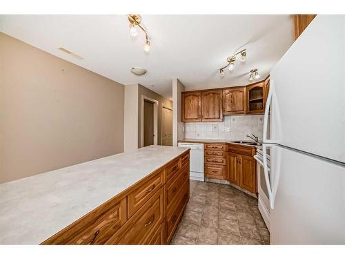 411-4425 Heritage Way, Lacombe, AB - Indoor Photo Showing Kitchen With Double Sink