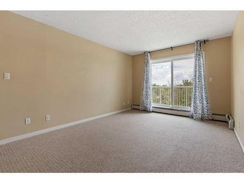 404-5418 52 Street, Camrose, AB - Indoor Photo Showing Other Room