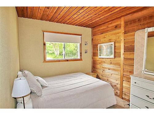 1309 Willow Road, Sunbreaker Cove, AB - Indoor Photo Showing Bedroom