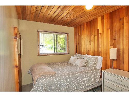 1309 Willow Road, Sunbreaker Cove, AB - Indoor Photo Showing Bedroom