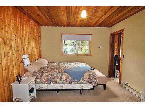 1309 Willow Road, Sunbreaker Cove, AB - Indoor Photo Showing Bedroom