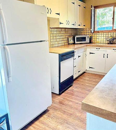 1309 Willow Road, Sunbreaker Cove, AB - Indoor Photo Showing Kitchen