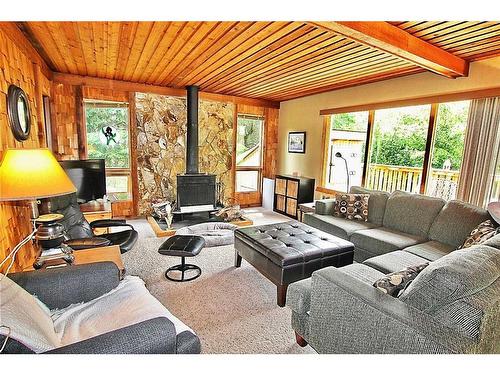 1309 Willow Road, Sunbreaker Cove, AB - Indoor Photo Showing Living Room